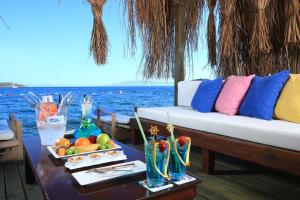 a couch sitting on a table with a tray of fruit at Aktur Residence in Bitez