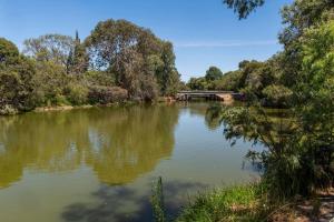 O vedere a unui lac de lângă această casă de vacanță