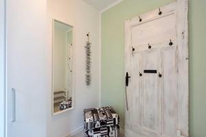 een kamer met een houten deur en een spiegel bij Gartenhaus am Waldschloss App 1 in Heringsdorf