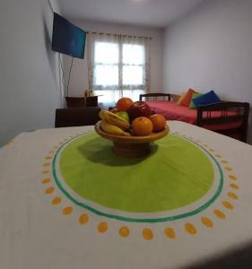 un bol de fruta sentado sobre una mesa en Nebur en Mendoza