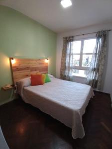 Un dormitorio con una cama grande y una ventana en Nebur en Mendoza