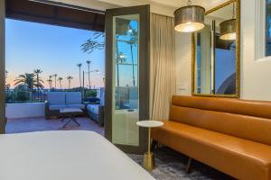 una camera con letto, divano e balcone di North Beach Villa a San Clemente