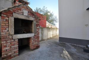 un horno de ladrillo en el lateral de un edificio en Apartments Jasna, en Omiš