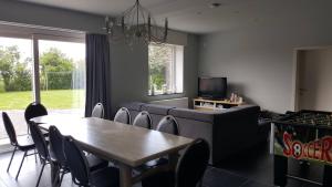 a living room with a table and a couch at vakantiewoning onZENhof in Heuvelland