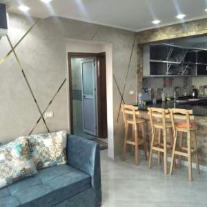 a living room with a couch and a kitchen at الاسكندريه المعموره الشاطئ in Alexandria