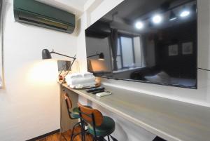 TV a/nebo společenská místnost v ubytování Comfy Stay Sakuramachi
