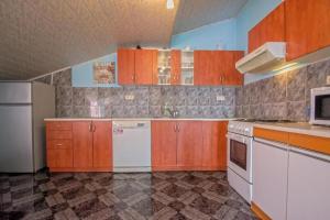 Kuchyň nebo kuchyňský kout v ubytování Apartments Tajci