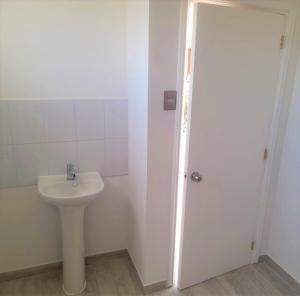 コキンボにあるTotoralillo Glampingの白いバスルーム(洗面台、トイレ付)