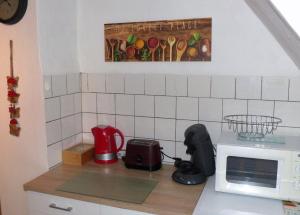 a kitchen with a counter top with a microwave at Ferienwohnung Schelhorn in Mengersgereuth-Hämmern