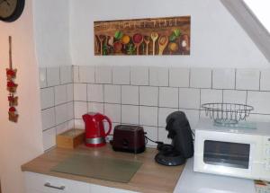 W kuchni znajduje się blat z kuchenką mikrofalową. w obiekcie Ferienwohnung Schelhorn w mieście Mengersgereuth-Hämmern