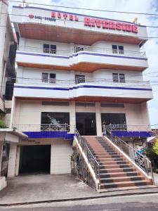 un edificio con un cartel en el costado en Hotel Riverside Manado en Manado