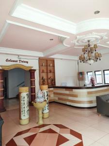 un vestíbulo de un restaurante con barra en Hotel Riverside Manado en Manado