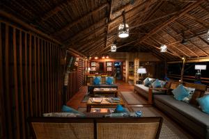 een woonkamer met banken en een tafel bij Papua Paradise Eco Resort in Pulau Birie