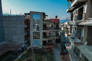 una vista panoramica su una città con edifici di Hotel Dela Mount Pokhara a Pokhara