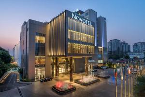 un bâtiment avec un panneau à l'avant dans l'établissement Novotel Yangon Max, à Yangon