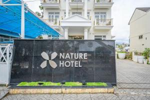 znak dla hotelu przyrody przed budynkiem w obiekcie Nature Hotel w mieście Da Lat