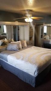 Ліжко або ліжка в номері OSU 5 Beds & 3 Baths Sleeps 11 Hotel Room Suite 102 Booking