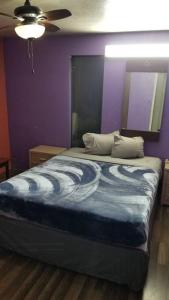 Ліжко або ліжка в номері OSU 5 Beds & 3 Baths Sleeps 11 Hotel Room Suite 102 Booking