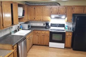 Kuchyň nebo kuchyňský kout v ubytování Hotel 5 Beds & 3 Baths Sleeps 11 Hotel Room Suite 102 Booking + 45 fotografií