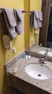 Koupelna v ubytování Hotel 5 Beds & 3 Baths Sleeps 11 Hotel Room Suite 102 Booking