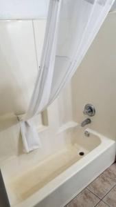 Koupelna v ubytování Hotel 5 Beds & 3 Baths Sleeps 11 Hotel Room Suite 102 Booking