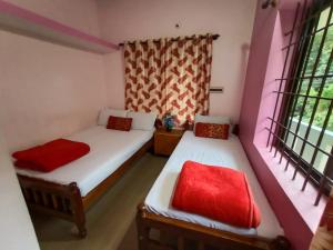 Postel nebo postele na pokoji v ubytování Nakshatra Homestay