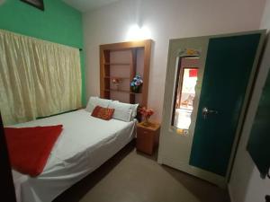 Postel nebo postele na pokoji v ubytování Nakshatra Homestay