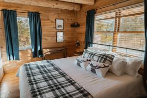 Ліжко або ліжка в номері Yosemite Charm by Casa Oso with spa and breathtaking views