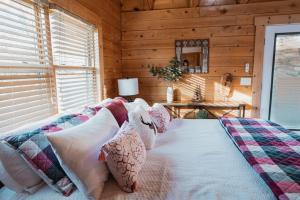 Ліжко або ліжка в номері Yosemite Charm by Casa Oso with spa and breathtaking views