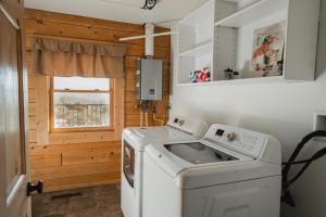 Кухня або міні-кухня у Yosemite Charm by Casa Oso with spa and breathtaking views