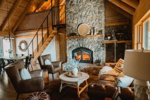 Posezení v ubytování Yosemite Charm by Casa Oso with spa and breathtaking views