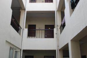 Vistas a un edificio de apartamentos con balcones en Agp Homestay en Chennai