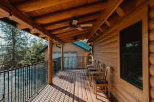 Балкон або тераса в Yosemite Charm by Casa Oso with spa and breathtaking views
