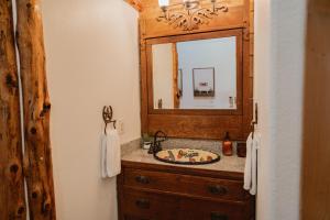 Ванна кімната в Yosemite Charm by Casa Oso with spa and breathtaking views