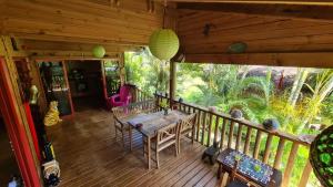 B & Bee Wild Island - Nature Song的阳台或露台
