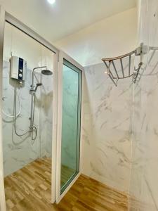baño con ducha y puerta de cristal en Funwan Hotel en Li
