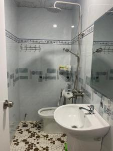 y baño con lavabo y aseo. en Motel Hoa Hồng en Vung Tau