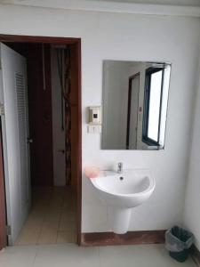 Staychill Resort في أوتاراديت: حمام مع حوض ومرآة