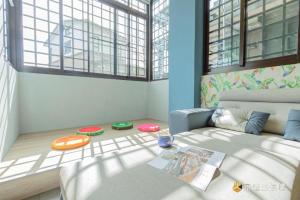 ein Wohnzimmer mit Sofa und Frisbee auf dem Boden in der Unterkunft 99民宿包棟 一日一組客 in Sanxing Township