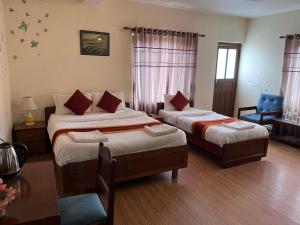Una cama o camas en una habitación de Hotel Pokhara View