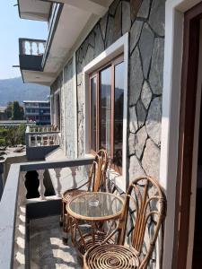 Un balcón o terraza en Hotel Pokhara View