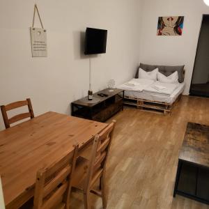 ein Wohnzimmer mit einem Holztisch und einem Sofa in der Unterkunft Apartment Cozy B66 - Nähe Alexanderplatz in Berlin