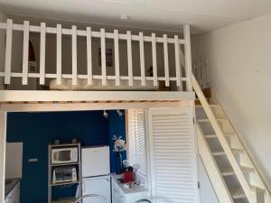 Cuisine ou kitchenette dans l'établissement Joli appartement mezzanine avec parking et wifi La Roquille