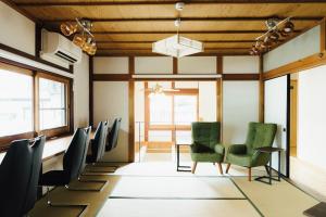 Sala de conferencias con sillas y mesa en Worcation base Kaminyu Yamane House - Vacation STAY 03960v, en Nagahama