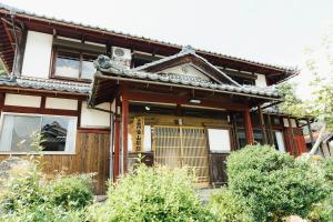 una casa japonesa con una puerta delante en Worcation base Kaminyu Yamane House - Vacation STAY 03960v en Nagahama