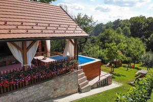 Bazén v ubytovaní Rustic Cottage With Heated Pool - Happy Rentals alebo v jeho blízkosti