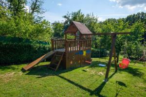 Detský kútik v ubytovaní Rustic Cottage With Heated Pool - Happy Rentals