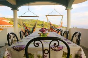 una mesa en un porche con vistas al océano en House Lavanda en Premuda