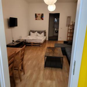 a living room with a table and a bed at Apartment Cozy B66 - Nähe Alexanderplatz in Berlin