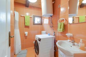 Kúpeľňa v ubytovaní Rustic Cottage With Heated Pool - Happy Rentals